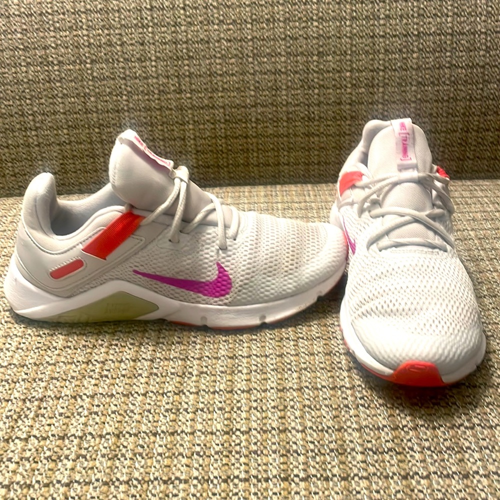 Used Womens Nike LEGEND
ESSENTIAL 'VAST GREY FIRE PINK' Size
7.5 New